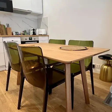 Cozy In Center Apartment